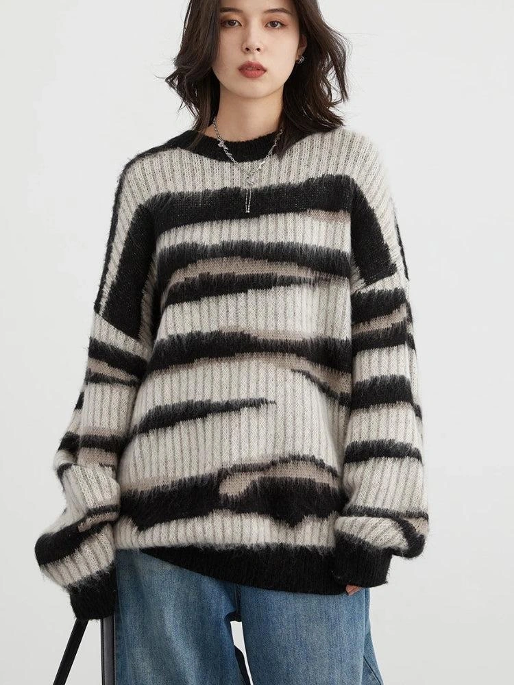 Jersey Zebra: ¡abraza la audacia! Suavidad tejida, estilo salvaje. Comodidad y aventura, tu look único garantizado.